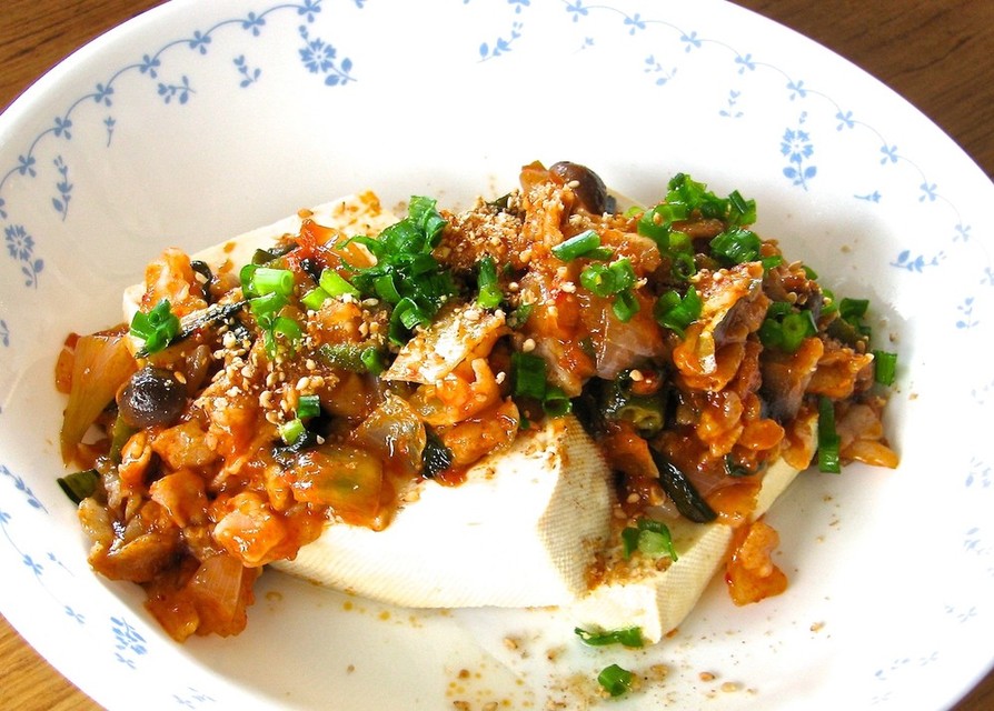 湯豆腐の韓国風，豚肉・野菜炒めのせの画像