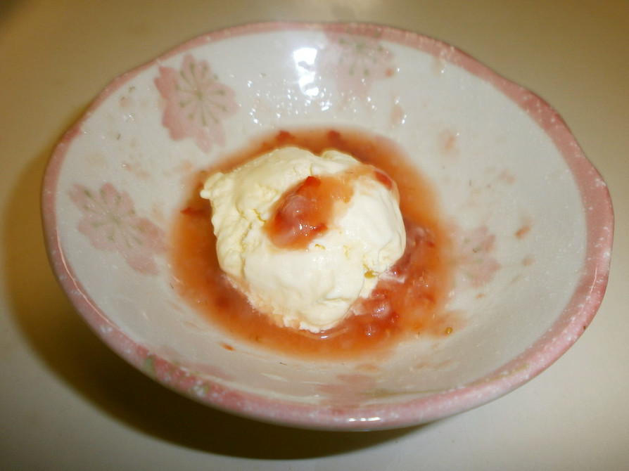 苺ソースかけアイスクリームの画像