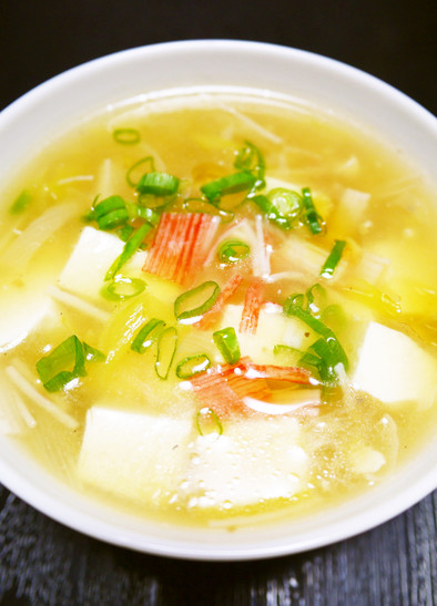 豆腐とカニかまの具だくさん中華スープの写真