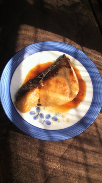 蜂蜜醤油でブリの照り焼きの写真