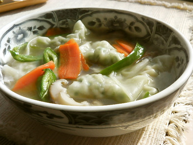 ニラ＆豚挽肉ワンタンの野菜スープ❤の写真
