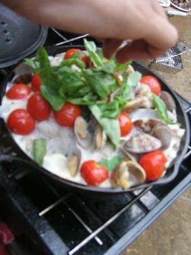 アウトドア料理:豚肉とアサリのワイン蒸し