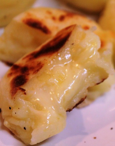 フライパンで米粉とじゃが芋のWチーズ餅の写真