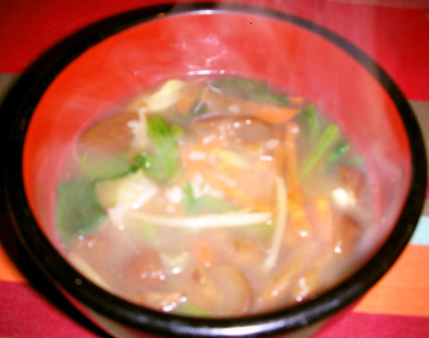 きのこと春野菜の中華スープの写真