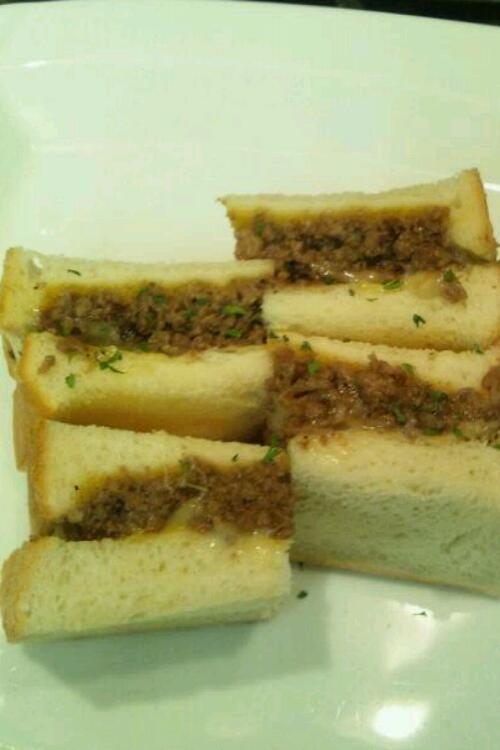 コク旨ミートとチーズのホットサンドイッチの画像