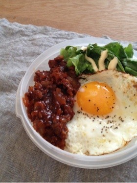 お弁当ネタに困ったら カフェ丼 ランチボウルで カフェ丼弁当 三色丼 ロコモコ丼 カレー丼 Naver まとめ