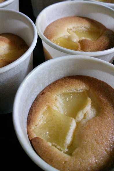 リンゴの缶詰で簡単に作るカップケーキの写真