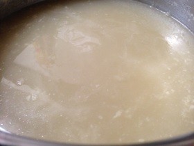 圧力鍋でつくる鶏ガラスープ(白濁)
