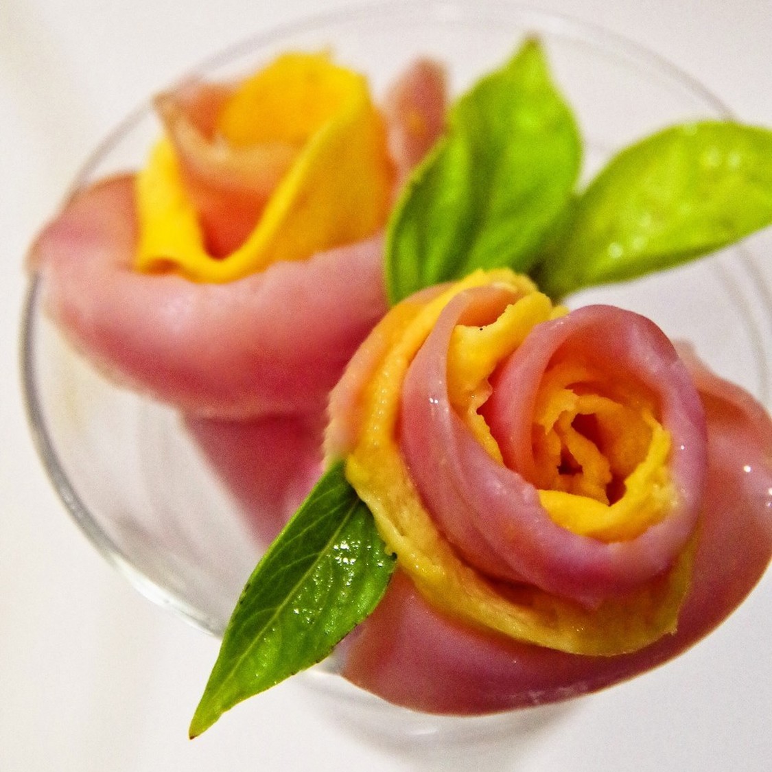簡単お弁当に花おかず♡ハムと卵の薔薇♬