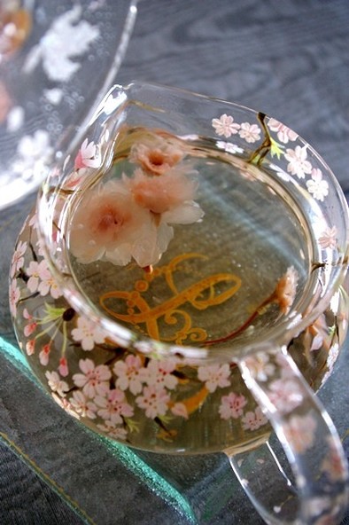 桜茶の美しい淹れかたの写真