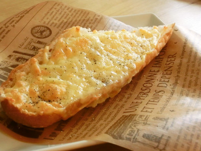 *こんがり♡チーズと黒胡椒のトースト*の写真