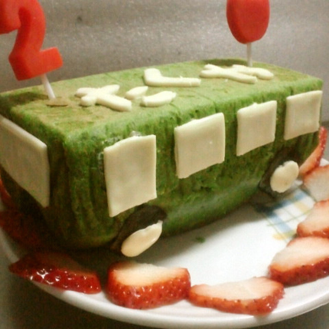 バスの誕生日ケーキ パウンドケーキ レシピ 作り方 By Sabogaeru クックパッド