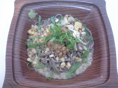 定番　山菜納豆蕎麦の写真