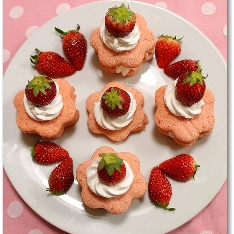基本からアレンジまで！思わずつくりたくなる「ストロベリーパウダー スポンジケーキ」のレシピ集