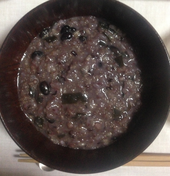 黒米と黒小豆と玄米と雑穀の黒い粥の画像