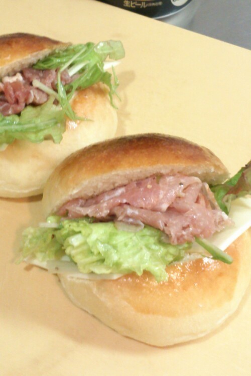 生ハムとチーズの野菜サンドイッチの画像