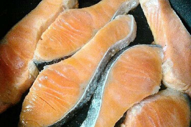 簡単 フライパンで焼き鮭 鮭と水だけ レシピ 作り方 By 花えもん クックパッド 簡単おいしいみんなのレシピが354万品