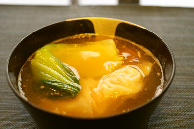 エビワンタンとチンゲン菜のスープの写真