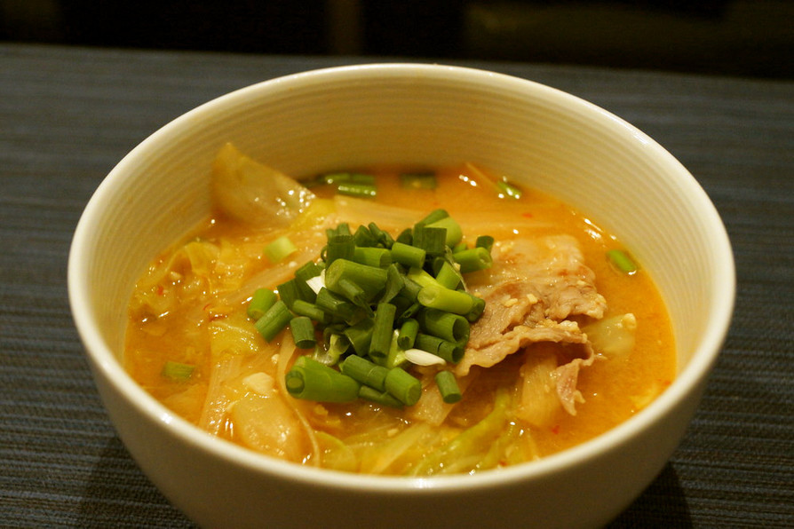 簡単！春キャベツと豚バラ肉の味噌スープの画像