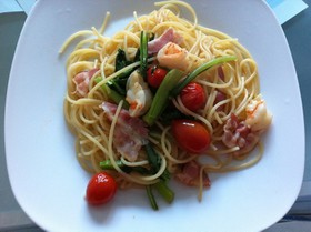 野菜がいっぱい入ったガーリックスパさん