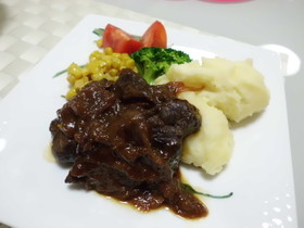 うま~牛肉ぶっこみ赤ワイン煮込み❤