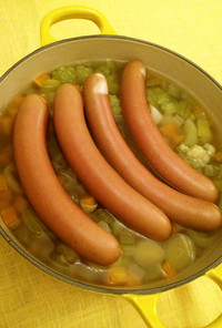 ルクルーゼで野菜とソーセージのスープ