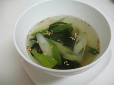 長ネギとわかめの中華スープの写真