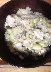 鍋で炊く豆と鶏と昆布の玄米ご飯