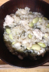 鍋で炊く豆と鶏と昆布の玄米ご飯