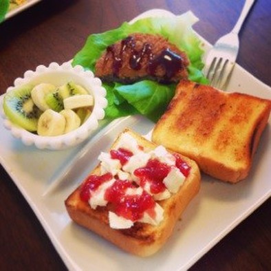 簡単朝食♪キリとイチゴジャムトーストの写真