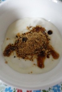 黒ゴマきな粉と黒糖シロップのヨーグルト