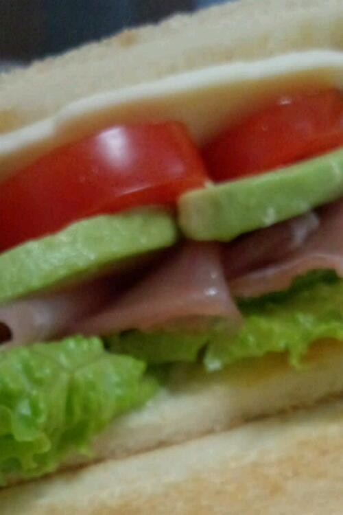 生ハムとアボカドのサンドイッチの画像