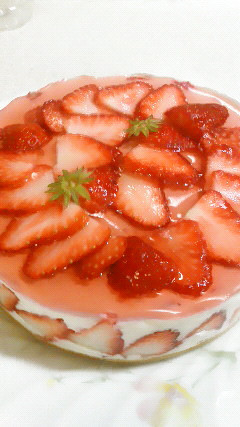 苺のレアチーズヨーグルトケーキの画像