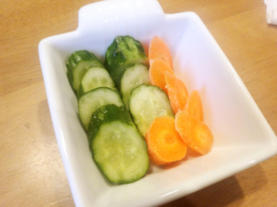 塩ヨーグルト床で簡単☆あっさり野菜漬け♥の写真