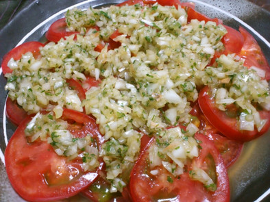 トマトと玉ねぎのサラダの写真