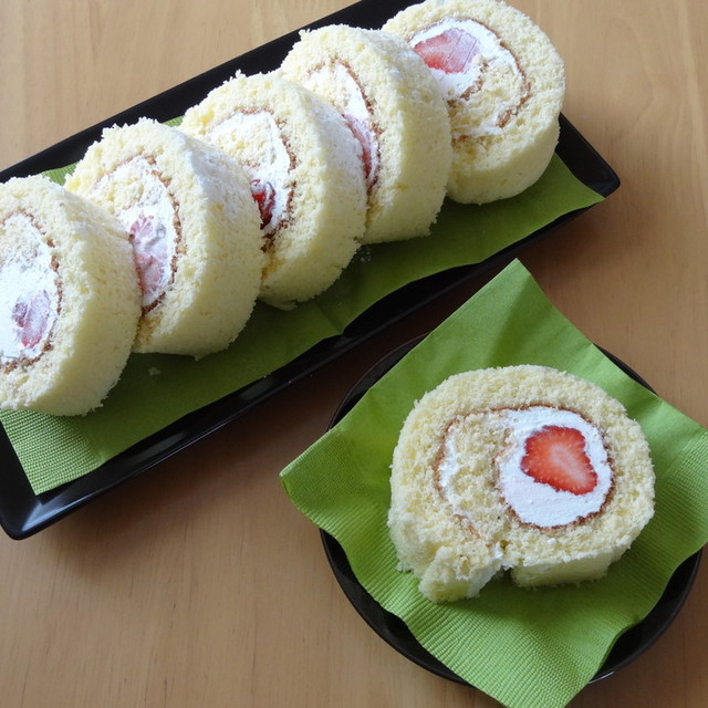 苺とチーズクリームのしっとりロールケーキ