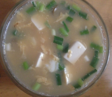 豆腐ととき卵となめことネギの味噌汁の写真