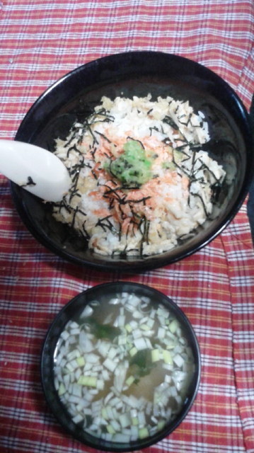 さっぱりしっかり朝飯！鮭と長芋丼の画像