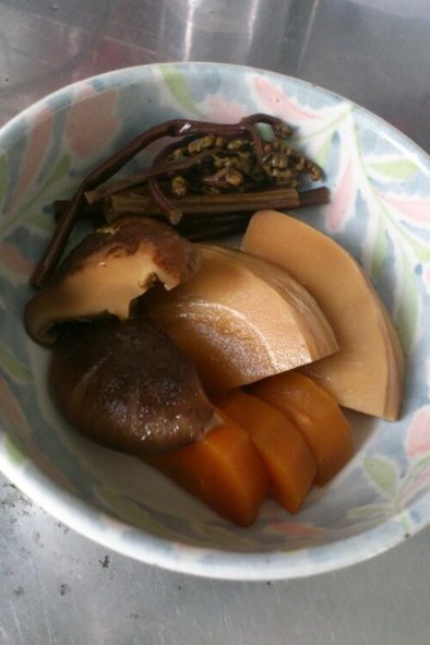 たけのこ・わらび・人参・椎茸の煮物。の写真