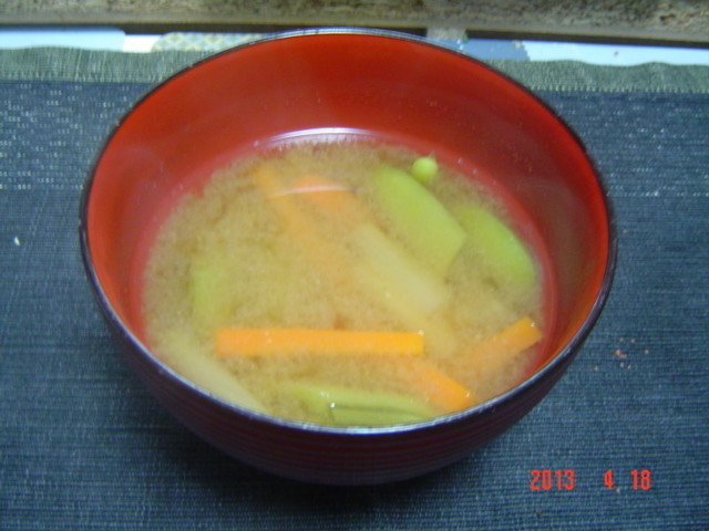 スナップエンドウとヤーコンのお味噌汁の画像
