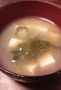 オクラと豆腐ととろろ昆布のトロトロ味噌汁