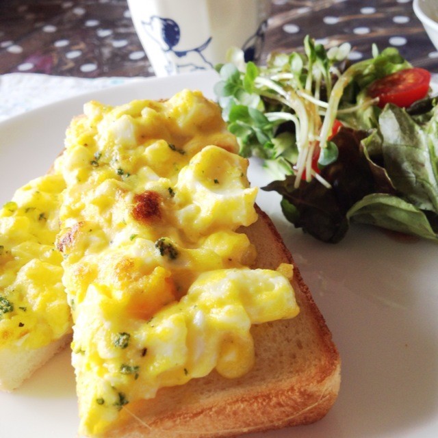 休日の朝ごはん♪卵チーズトースト♪の画像