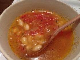 豆とトマトのスープの画像