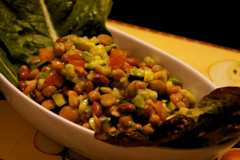豆とアボカドのサラダの画像