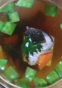 鰹と豆腐と人参と茸と昆布のスープ　隠元添