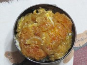 麺つゆと砂糖の味付け カツ丼の写真