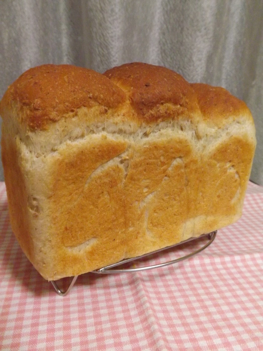 オートミールの山型ミルク食パンの画像