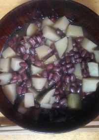 小豆とじゃがと昆布と塩麹　いとこ煮風汁物