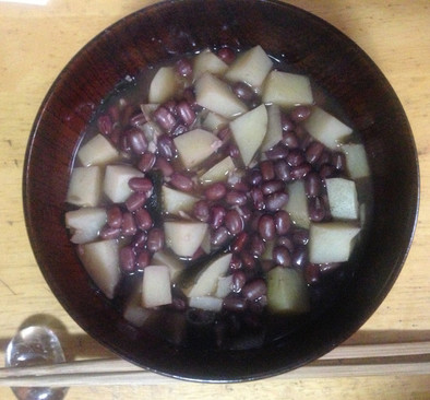 小豆とじゃがと昆布と塩麹　いとこ煮風汁物の写真