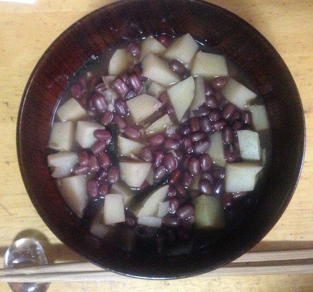 小豆とじゃがと昆布と塩麹　いとこ煮風汁物の画像